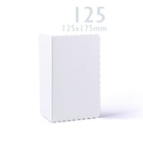 Zestaw białych kartek i kopert z falowanym brzegiem